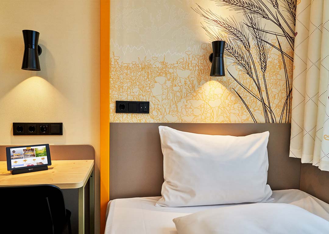 Postelja in notranjost sobe v hotelu McDreams München-Nord